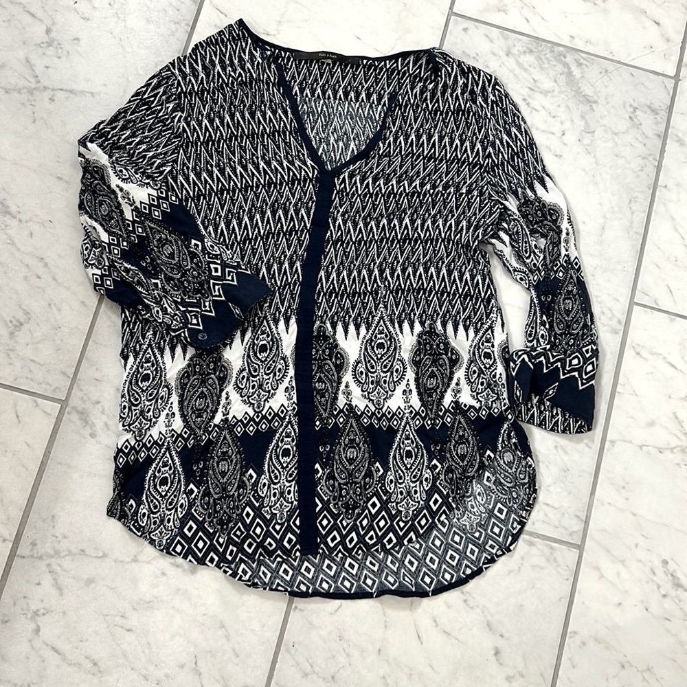 Tunic size large. Fits like a medium.